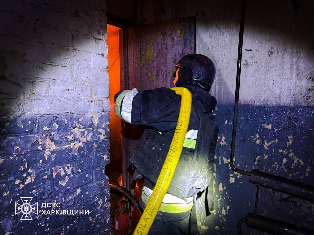 Росіяни атакували сільгосппідприємство на Харківщині: виникла масштабна пожежа